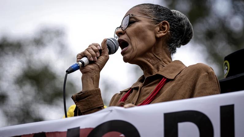 Ex-ministra Marina Silva em manifestação pelo fim da escala 6x1 na praça Roosevelt, no Dia do Trabalho