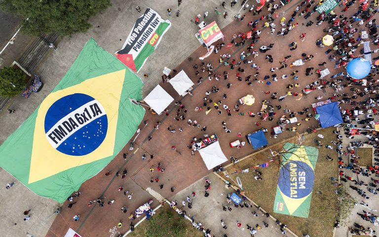 Manifestação pelo fim da escala 6x1 na praça Roosevelt, em São Paulo, no Dia do Trabalho - Eduardo Knapp - 1º.mai.26 / Folhapress