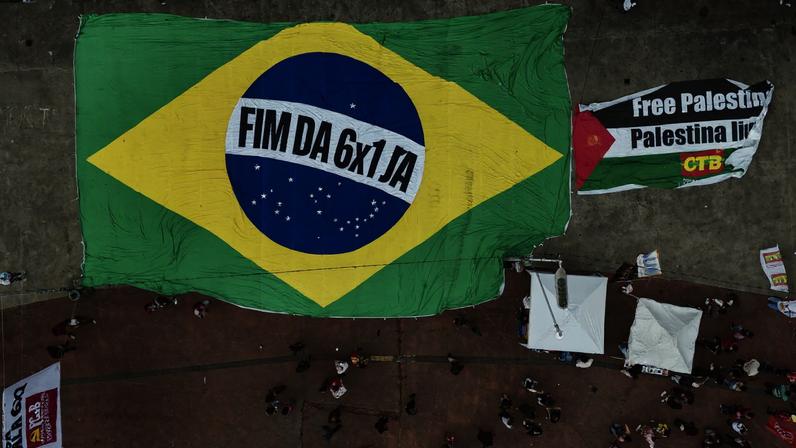 No dia do Trabalho o movimento VAT (Vida Além do Trabalho) e outras entidades fizeram manifestação pelo fim da escala de trabalho 6x1 na praça Roosevelt, na capital paulista