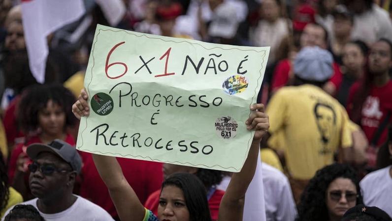 Trabalhadores acompanham ato político em comemoração ao Dia do Trabalhador, promovido pelo Sindicato dos Metalúrgicos de São Paulo e Mogi das Cruzes, na manhã desta sexta-feira (1º), no Palácio dos Trabalhadores, na região central de São Paulo