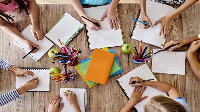 Crianças durante atividade escolar