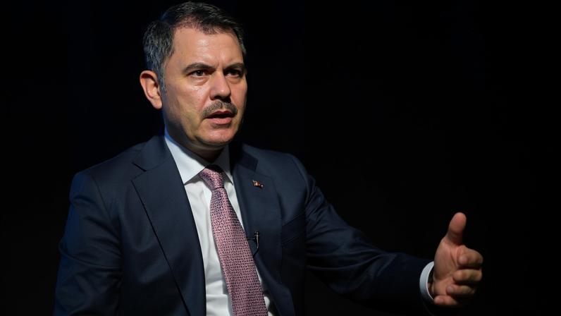 O presidente da COP31 e ministro do Meio Ambiente, Urbanização e Mudançca Climática da Turquia, Murat Kurum, em frente à sede da Agência Internacional de Energia em Paris (França)