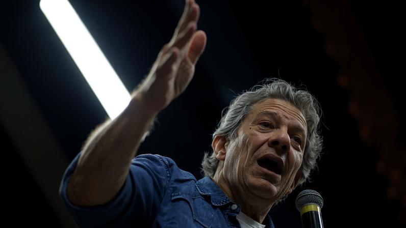 O ex-ministro Fernando Haddad (PT) participa de ato em comemoração ao Dia do Trabalhador no Sindicato dos Metalúrgicos de São Paulo e Mogi das Cruzes