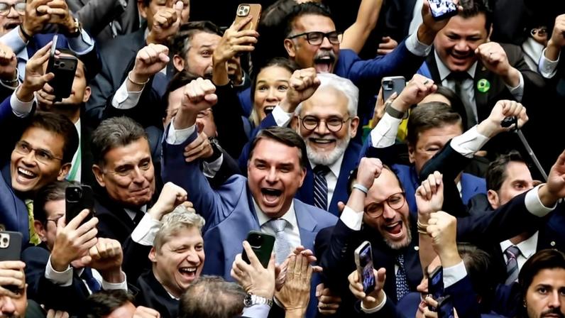 Senator Flávio Bolsonaro (PL) comemora durante sessão do Congresso que derruba veto de Lula (PT) ao PL da Dosimetria