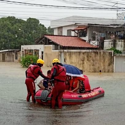 Chuva intensa em Recife causa deslizamentos e alaga vias; bombeiros buscam casal