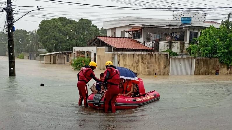 Corpo de Bombeiros faz resgates a pessoas ilhadas pela chuva em Pernambuco