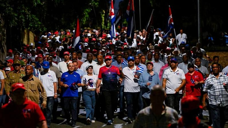 O líder de Cuba, Miguel Diáz-Canel, faz ato junto de apoiadores em comemoração do 1º de Maio, em Havana