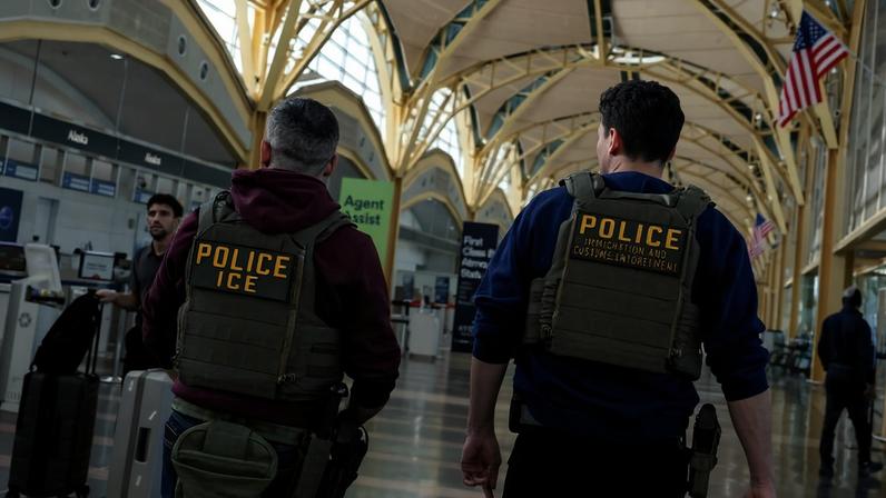 Agentes do Serviço de Imigração e Controle de Alfândega dos EUA (ICE) patrulham aeroporto na Virgínia, nos Estados Unidos