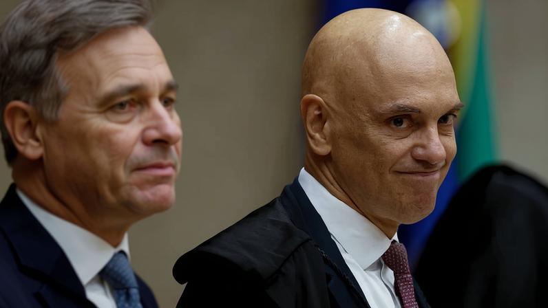 Os ministros do STF André Mendonça (E) e Alexandre de Moraes (D).