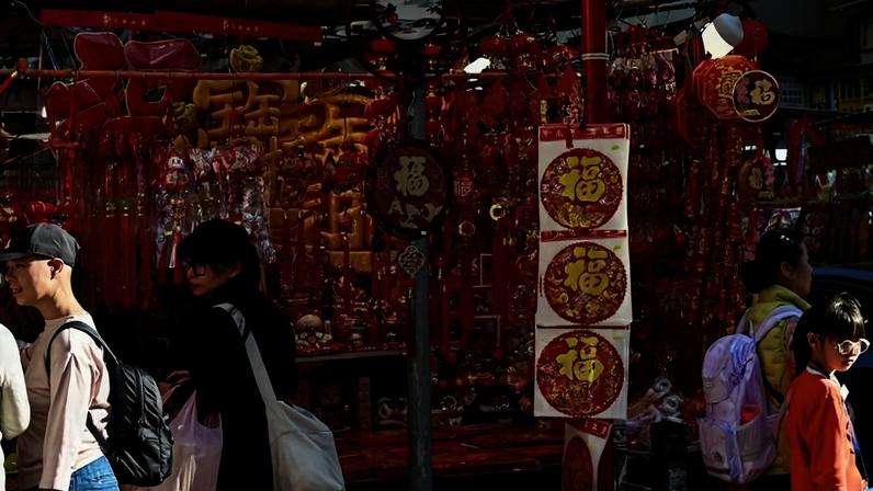 Pedestres caminham perto de lojas no distrito de Sham Shui Po, em Hong Kong, em janeiro