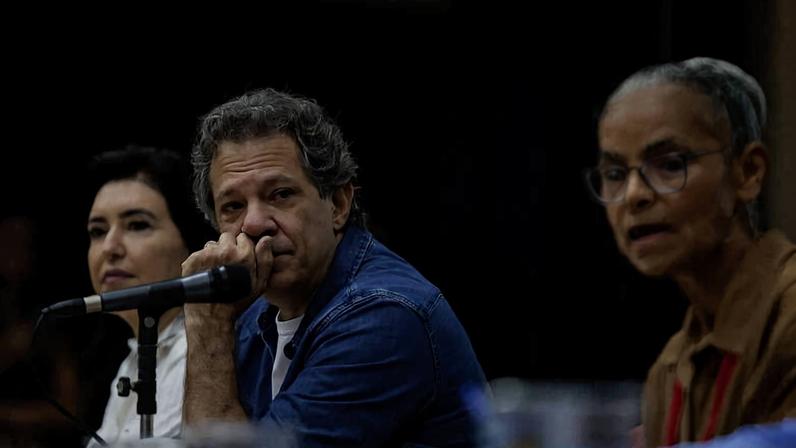 As ex-ministras Simone Tebet (PSB), à esquerda, e Marina Silva (Rede), à direita, participam de ato político ao lado do ex-ministro Fernando Haddad (PT), ao centro, em comemoração ao Dia do Trabalhador, promovido pelo Sindicato dos Metalúrgicos de São Paulo e Mogi das Cruzes