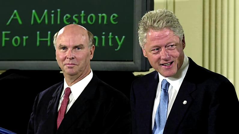 Craig Venter (à esq.), com o ex-presidente americano Bill Clinton, desenvolveu o método de sequenciamento de DNA mais rápido, apelidado 'shotgun' (cartucheira), para identificar genes