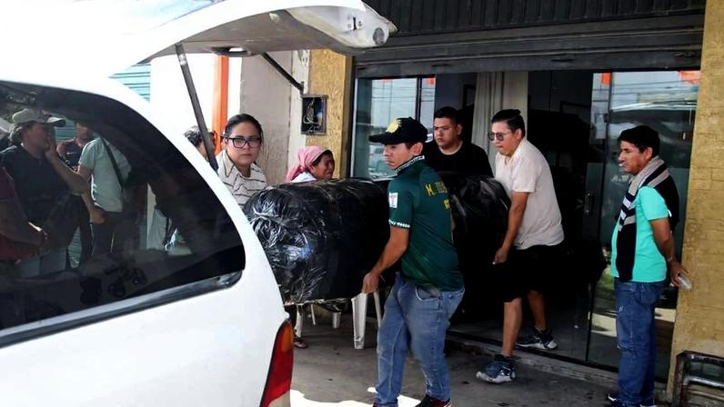 Caixão do juiz Victor Hugo Claure é colocado em um veículo em uma funerária em Santa Cruz de la Sierra