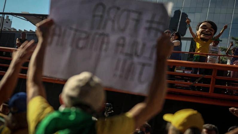 Policiais retiram mulher da calçada na frente da Fiesp, na avenida Paulista, após confusão com manifestantes bolsonaristas