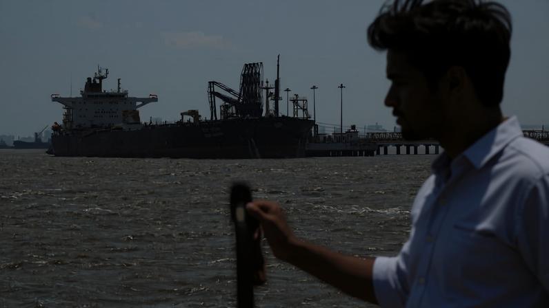 Navio petroleiro com bandeira indiana descarrega petróleo bruto em terminal marítimo após atravessar o Estreito de Hormuz