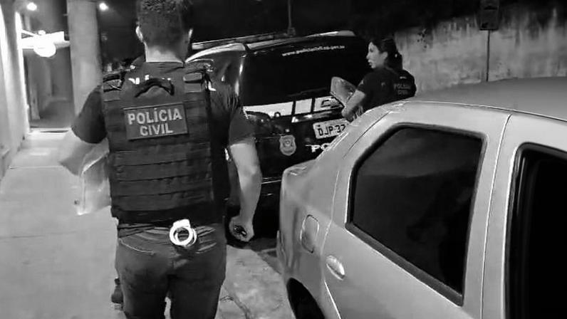 Policiais executam mandados durante operação que investiga elos de agentes públicos com o PCC em São Paulo