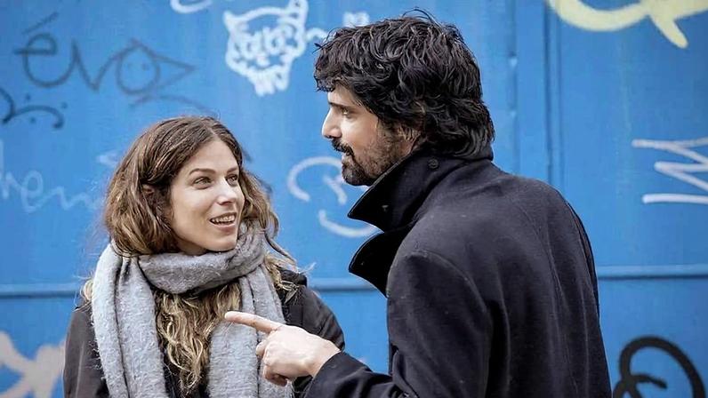 Os atores Iria del Río e Francesco Carril, que vivem os personagens Ana e Óscar na série espanhola 'Os Anos Novos'