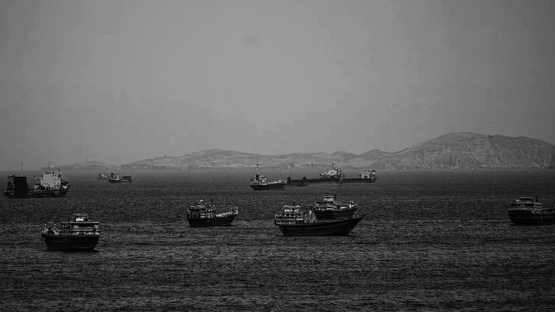 Barcos e navios no estreito de Hormuz, na Península de Musandam (Omã)