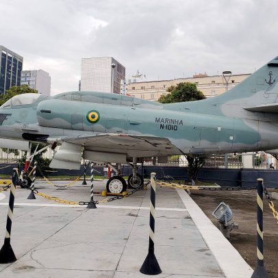 Caça A-4 da Marinha vira atração em museu no litoral de Santa Catarina