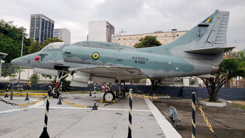 Caça McDonnell Douglas A-4 Skyhawk, conhecido como AF-1, no Museu de Balneário Piçarras, em Santa Catarina