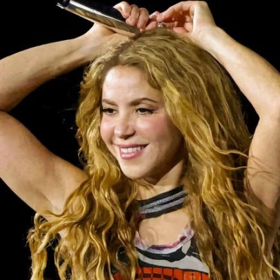 Shakira fica surpresa com multidão que a espera para passagem de som