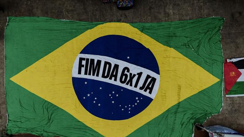 Manifestação pelo fim da escala 6x1 no 1º de maio; maioria dos brasileiros é a favor do fim da escala