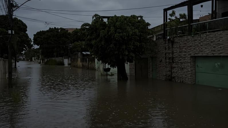 Alagamento na rua Arão Botler, no bairro de Cajueiro, no Recife, nesta sexta-feira (1º)