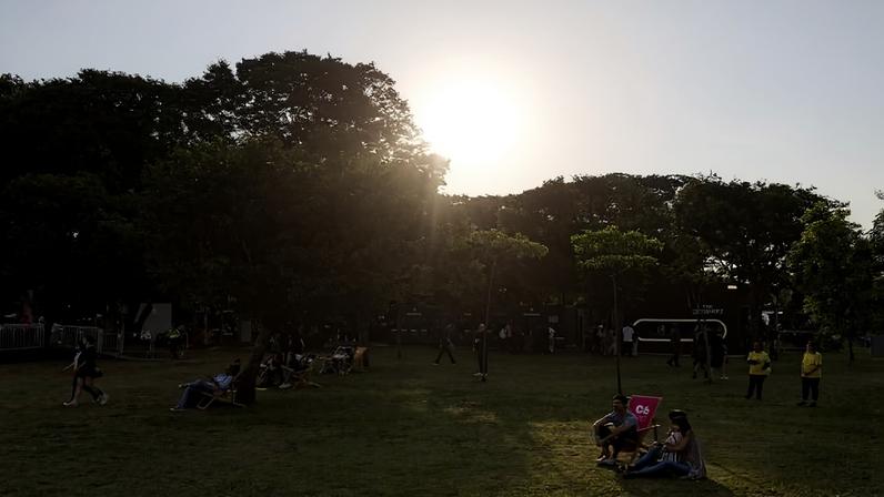 Frequentadores curtem o parque do Ibirapuera em dia de sol; previsão para este sábado (2) é de calor em São Paulo