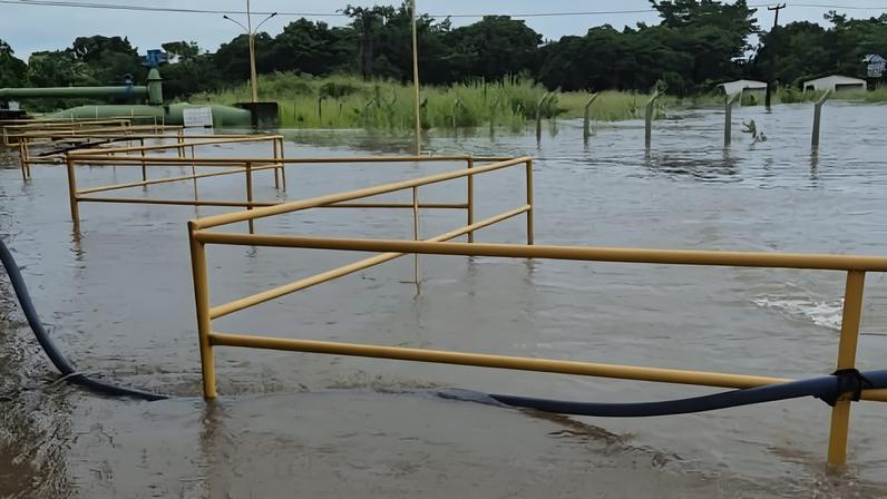 Elevação do nível do rio Gramame atinge estação elevatória de água em João Pessoa (PB)