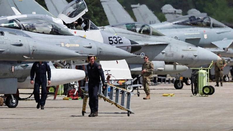 Aviões de combate da Otan em hangar da base militar americana de Ramstein, na Alemanha