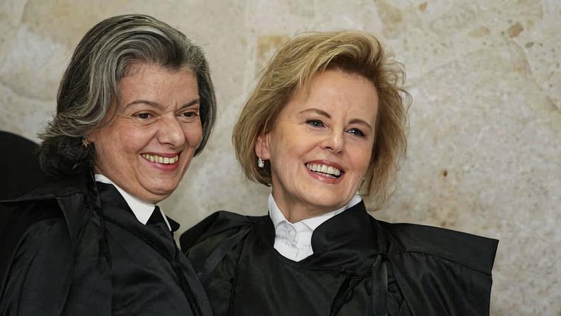Rosa Maria Weber (à dir.) recebe cumprimentos da ministra Cármen Lúcia durante cerimônia de posse como ministra do STF em Brasília