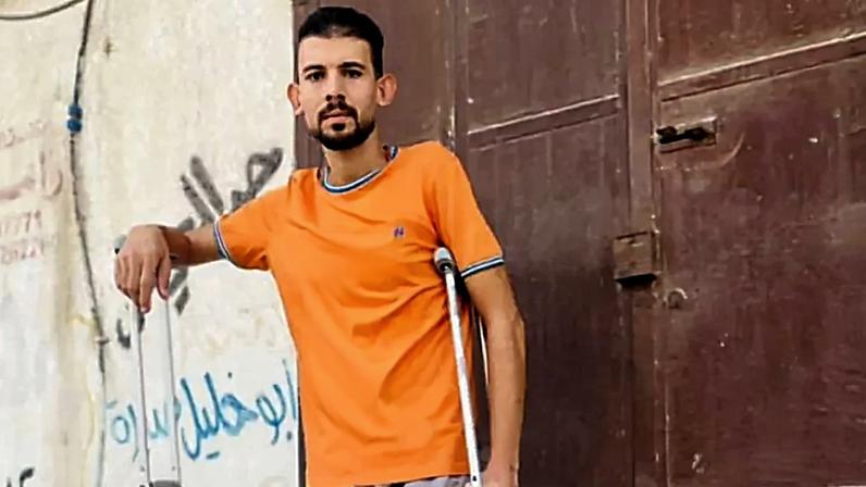 Ramadan Sabra, 28, após o ataque israelense que levou à amputação do seu pé esquerdo em Gaza