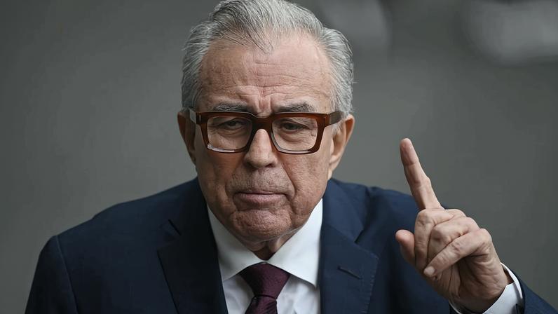 O governador de Sinaloa, Rubén Rocha Moya, discursa na cerimônia de posse da presidente do México, Claudia Sheinbaum, na Cidade do México