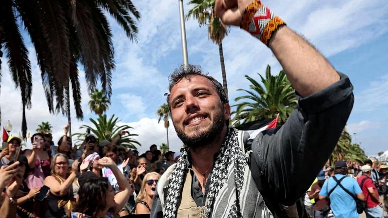Ativista brasileiro Thiago Ávila faz gesto antes da partida de uma flotilha para Gaza em Barcelona em 31 de agosto de 2025