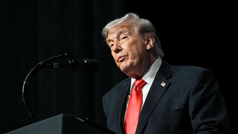 O presidente dos EUA, Donald Trump, discursa em jantar realizado em West Palm Beach, na Flórida