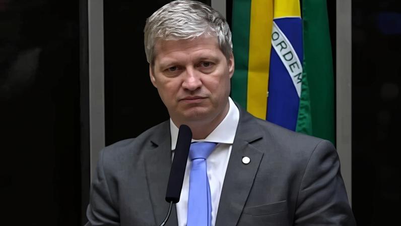 O deputado federal Marcel Van Hattem, na tribuna da Câmara