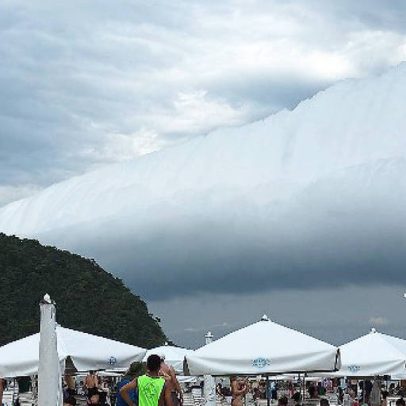 Nuvem em forma de rolo impressiona banhistas em Bertioga, SP