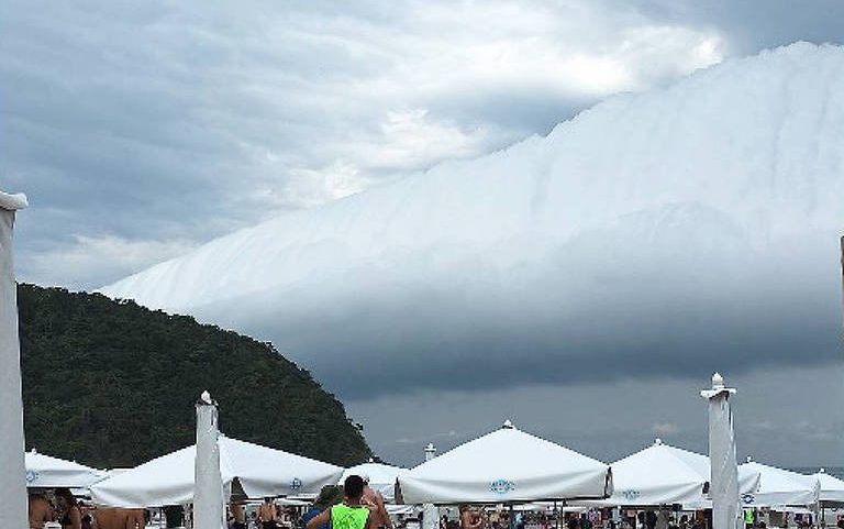 Nuvem rolo registrada em Bertioga (SP) foi provocada por chegada de frente fria ao litoral paulista