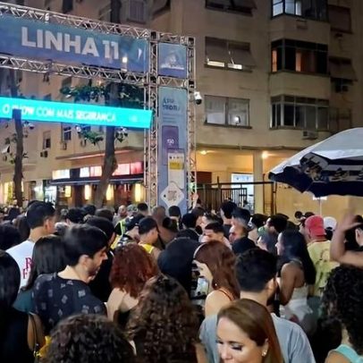 Público do show de Shakira tenta chegar perto do palco, dificultando revista policial