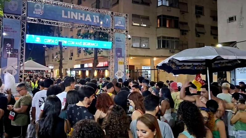 Público enfrenta dificuldade ao passar por revista policial antes do show de Shakira na praia de Copacabana, no Rio de Janeiro
