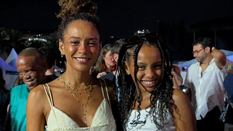 A atriz Taís Araujo e a filha, Maria Antônia, no show de Shakira no Rio