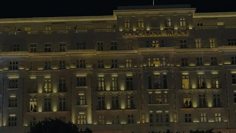 Frase 'Fim da escala 6x1' é projetada sobre a fachada do Copacabana Palace, antes do show da cantora Shakira, no Rio de Janeiro