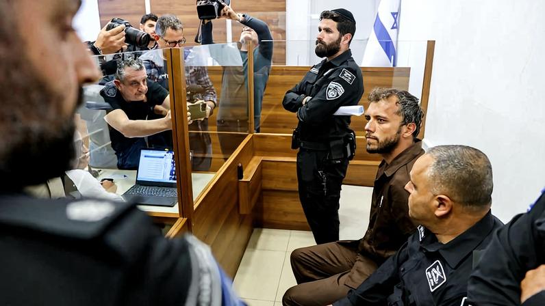 O ativista brasileiro Thiago Ávila, membro da flotilha que rumava Gaza, ao chegar no tribunal em Ashkelon, no sul de Israel