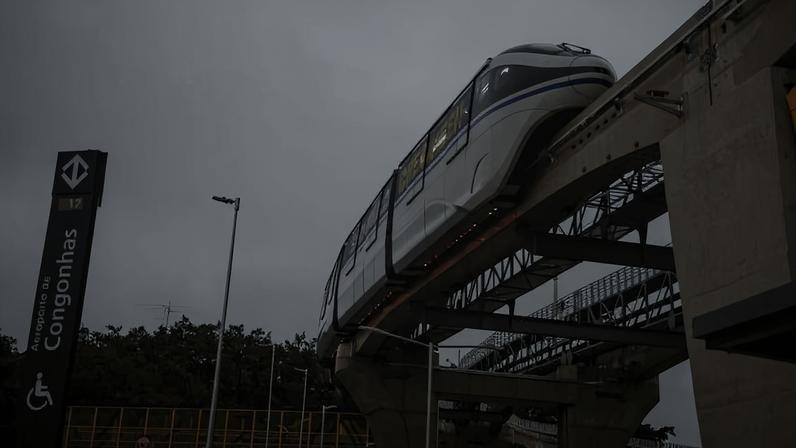 Trem do monotrilho da linha 17-ouro chega à estação aeroporto de Congonhas, na zona sul de São Paulo