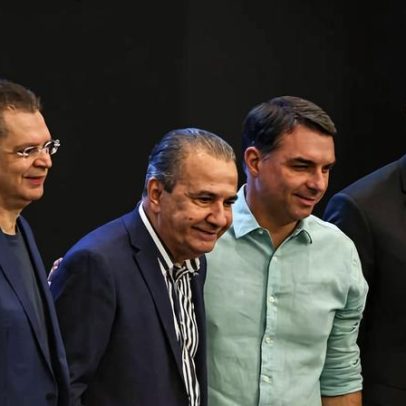 Flávio Bolsonaro reaproxima-se de Silas Malafaia em culto no Rio com apoio