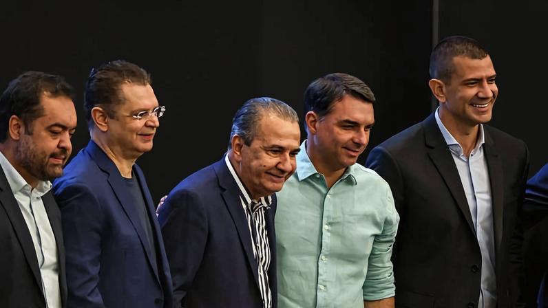 Silas Malafaia e Flávio Bolsonaro em culto na Assembleia de Deus Vitória em Cristo, na Penha, zona norte do Rio