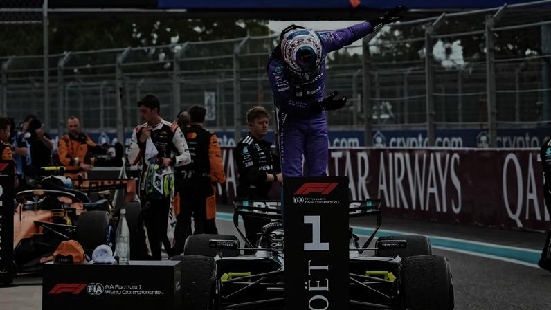 Kimi Antonelli celebra seu triunfo no Grande Prêmio de Miami