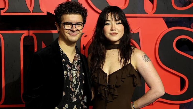 Gaten Matarazzo e Elizabeth Yu