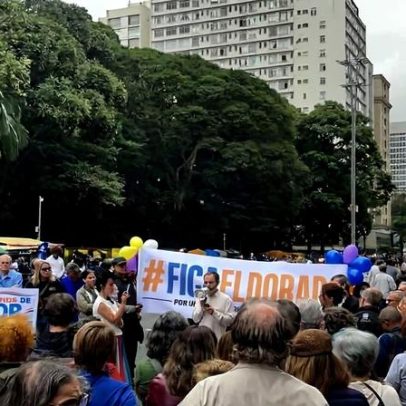 Ouvintes da Rádio Eldorado protestam na Paulista contra o fechamento da emissora