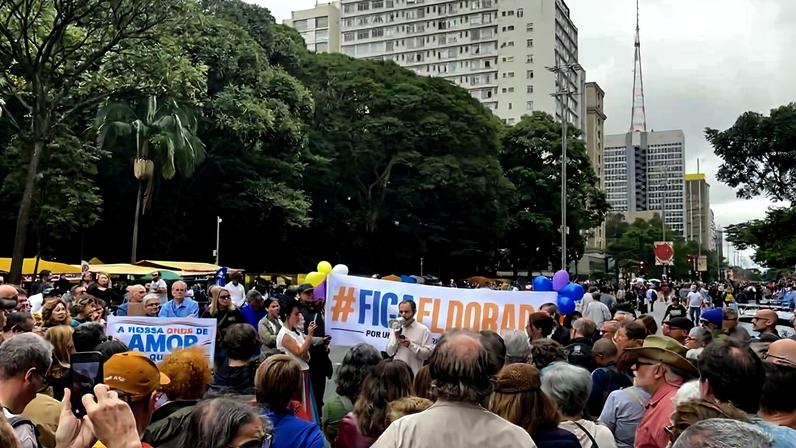 Ouvintes protestam na Paulista contra o encerramento da Rádio Eldorado